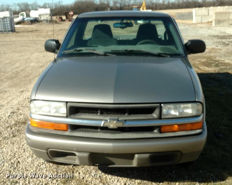 image for item BU9894 2001 Chevrolet S10 pickup truck