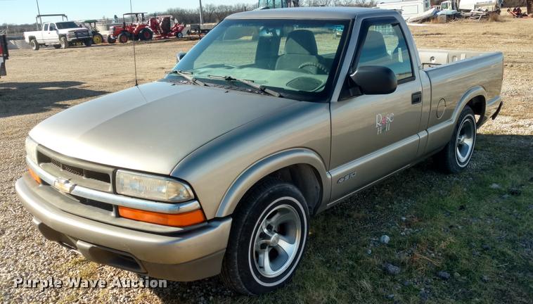 image for item BU9894 2001 Chevrolet S10 pickup truck