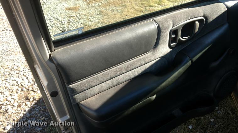 image for item BU9894 2001 Chevrolet S10 pickup truck