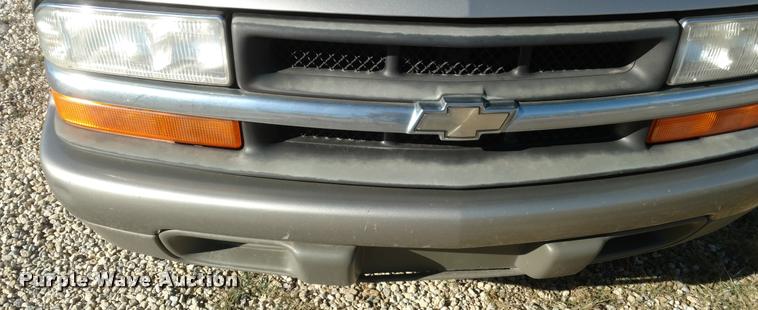 image for item BU9894 2001 Chevrolet S10 pickup truck