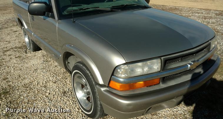 image for item BU9894 2001 Chevrolet S10 pickup truck