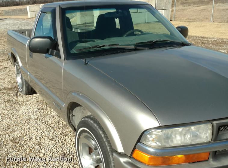 image for item BU9894 2001 Chevrolet S10 pickup truck