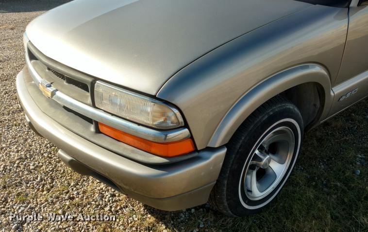 image for item BU9894 2001 Chevrolet S10 pickup truck