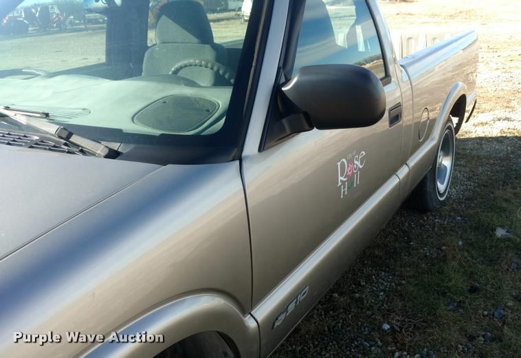 image for item BU9894 2001 Chevrolet S10 pickup truck