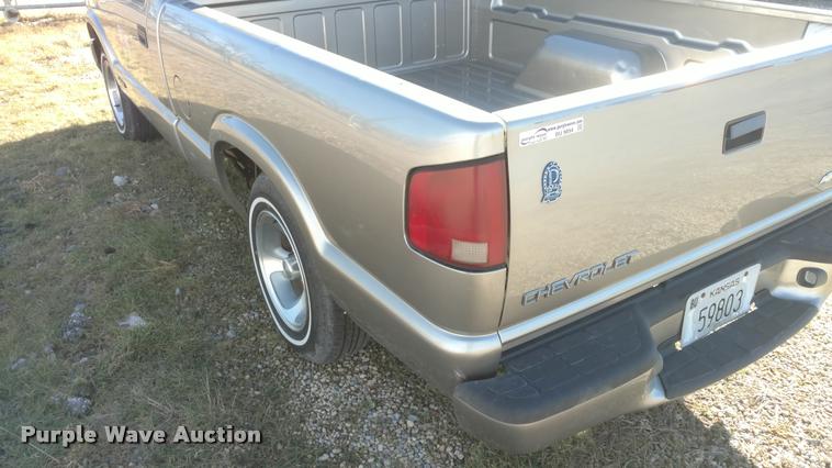 image for item BU9894 2001 Chevrolet S10 pickup truck