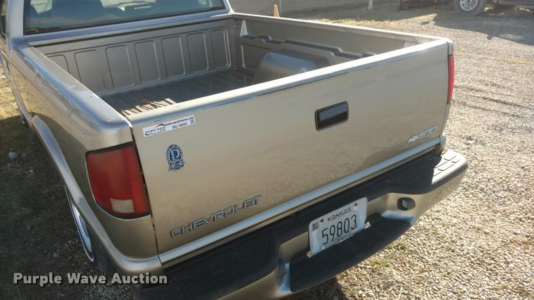 image for item BU9894 2001 Chevrolet S10 pickup truck