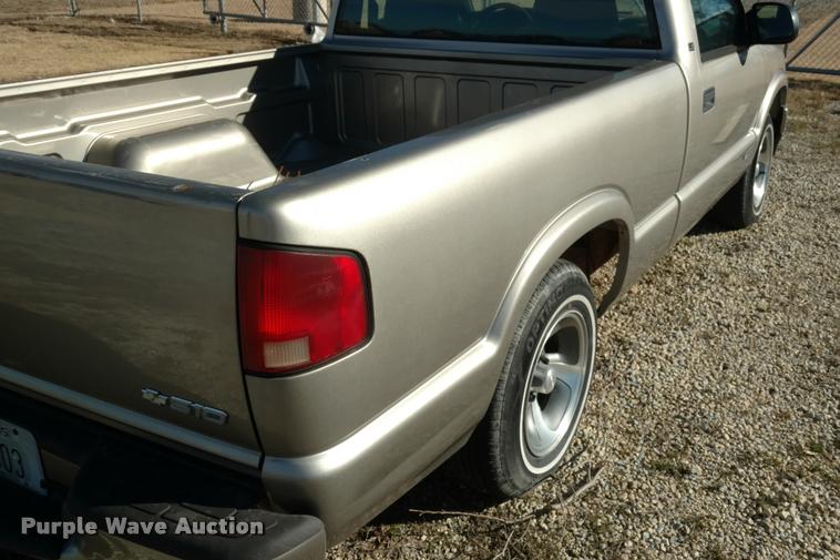 image for item BU9894 2001 Chevrolet S10 pickup truck