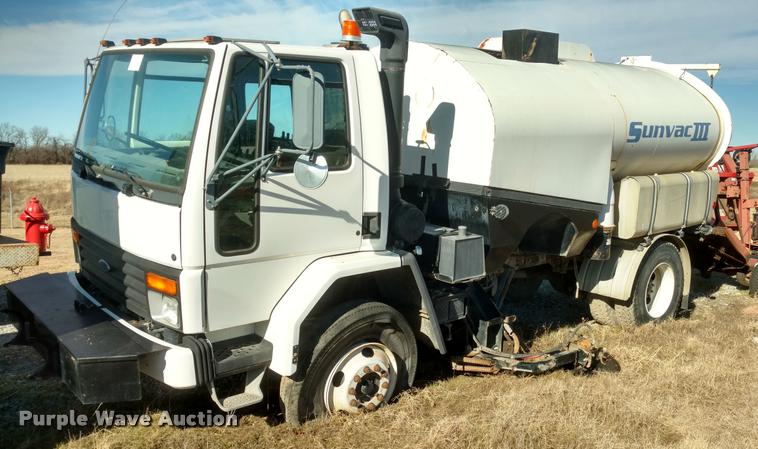 image for item BU9899 1995 Ford CF7000 Sum Vac III street sweeper truck
