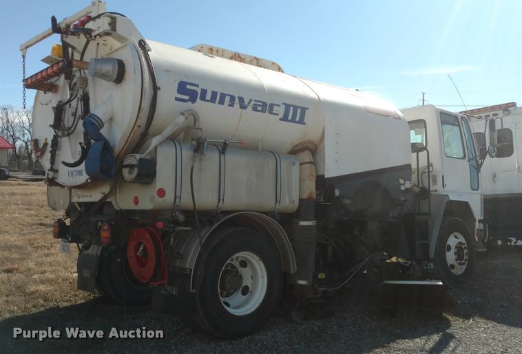 image for item BU9899 1995 Ford CF7000 Sum Vac III street sweeper truck