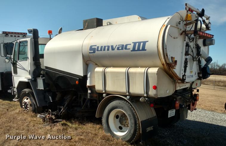 image for item BU9899 1995 Ford CF7000 Sum Vac III street sweeper truck