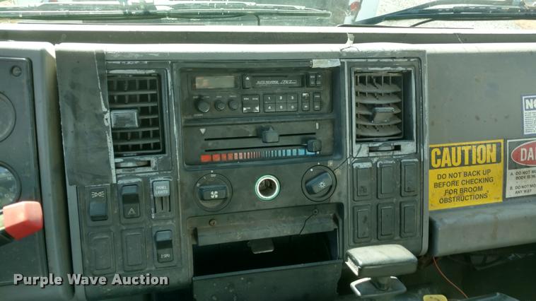 image for item BU9899 1995 Ford CF7000 Sum Vac III street sweeper truck