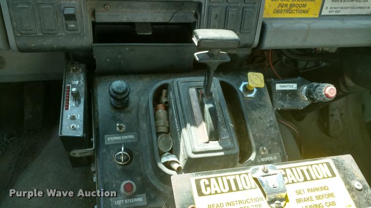 image for item BU9899 1995 Ford CF7000 Sum Vac III street sweeper truck