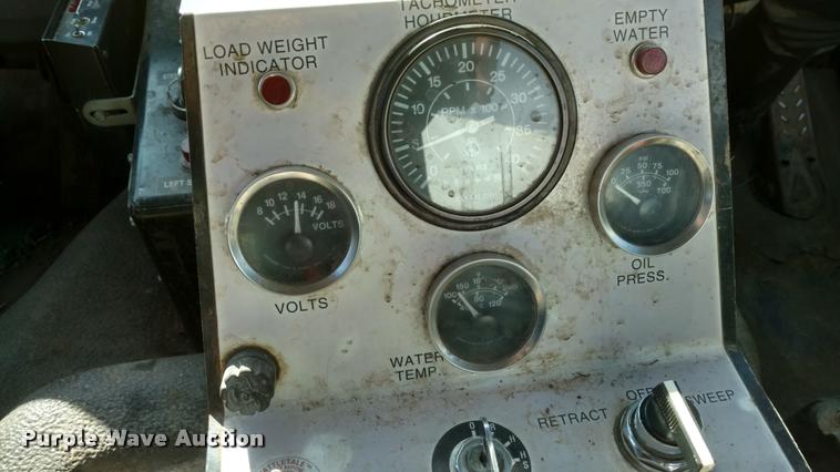 image for item BU9899 1995 Ford CF7000 Sum Vac III street sweeper truck