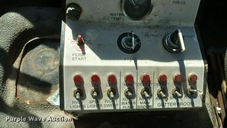 image for item BU9899 1995 Ford CF7000 Sum Vac III street sweeper truck