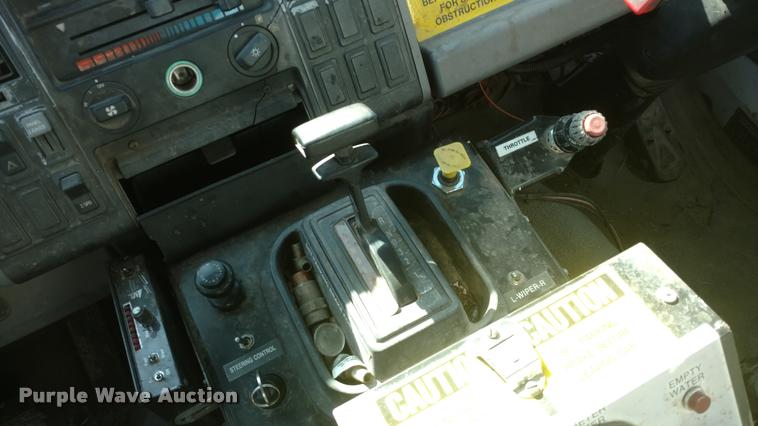 image for item BU9899 1995 Ford CF7000 Sum Vac III street sweeper truck