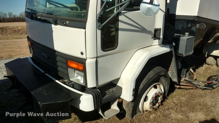 image for item BU9899 1995 Ford CF7000 Sum Vac III street sweeper truck