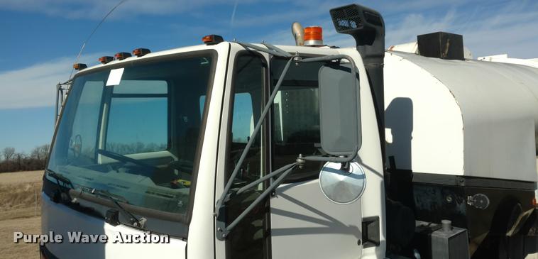 image for item BU9899 1995 Ford CF7000 Sum Vac III street sweeper truck