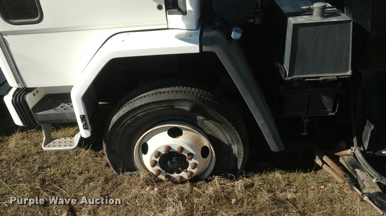 image for item BU9899 1995 Ford CF7000 Sum Vac III street sweeper truck