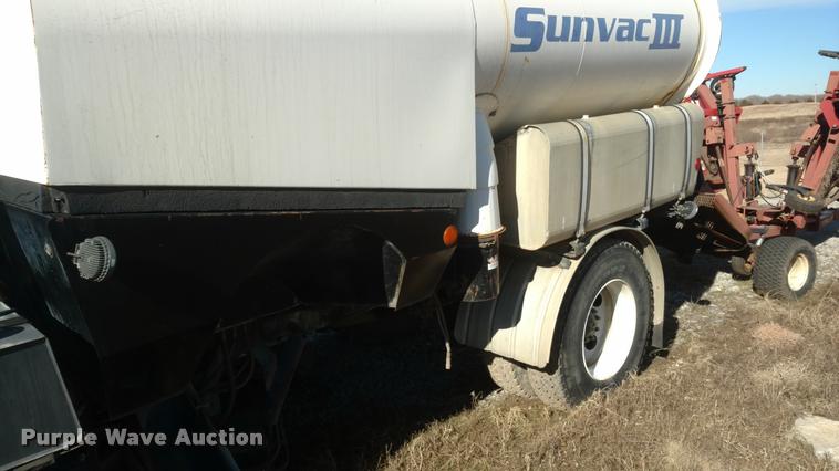 image for item BU9899 1995 Ford CF7000 Sum Vac III street sweeper truck