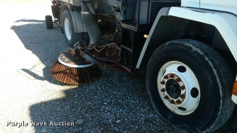 image for item BU9899 1995 Ford CF7000 Sum Vac III street sweeper truck