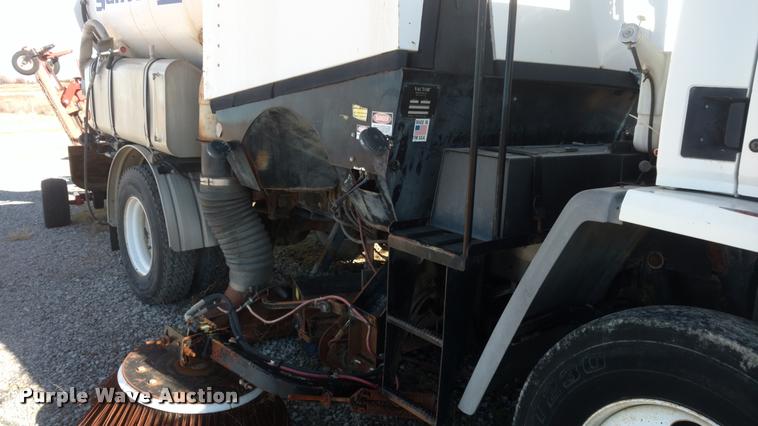 image for item BU9899 1995 Ford CF7000 Sum Vac III street sweeper truck