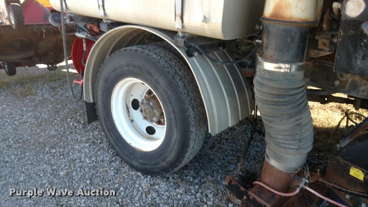 image for item BU9899 1995 Ford CF7000 Sum Vac III street sweeper truck