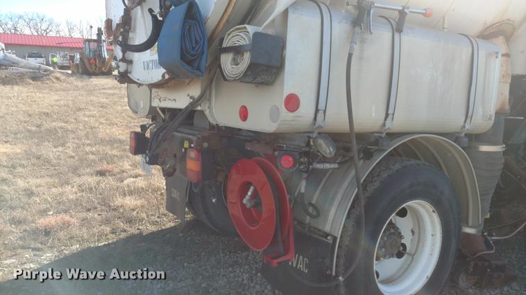 image for item BU9899 1995 Ford CF7000 Sum Vac III street sweeper truck