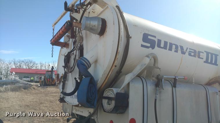 image for item BU9899 1995 Ford CF7000 Sum Vac III street sweeper truck