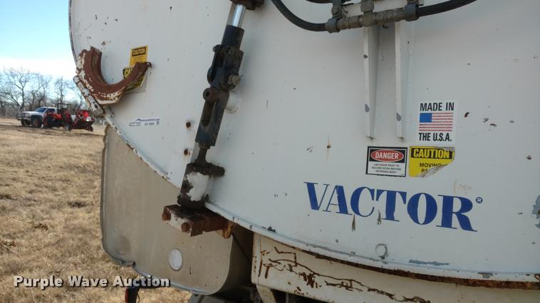 image for item BU9899 1995 Ford CF7000 Sum Vac III street sweeper truck