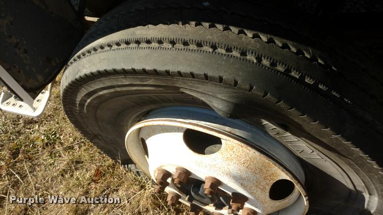 image for item BU9899 1995 Ford CF7000 Sum Vac III street sweeper truck