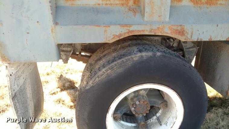 image for item BU9902 1980 Ford F800 dump truck