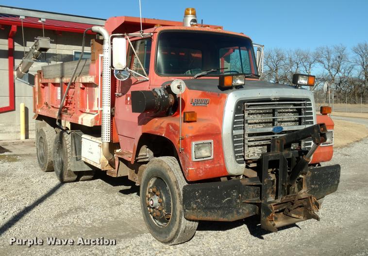 image for item BU9908 1989 Ford L8000 dump truck