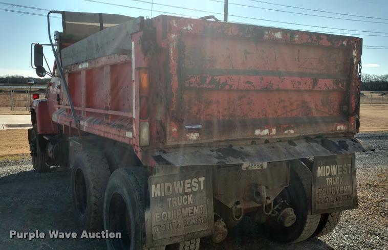image for item BU9908 1989 Ford L8000 dump truck