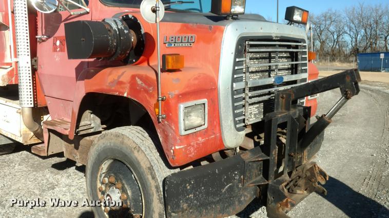 image for item BU9908 1989 Ford L8000 dump truck