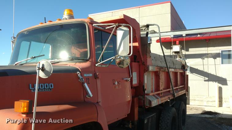 image for item BU9908 1989 Ford L8000 dump truck