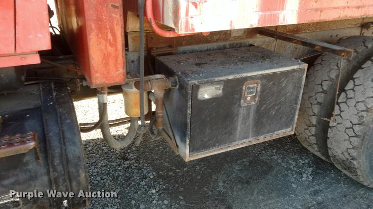image for item BU9908 1989 Ford L8000 dump truck