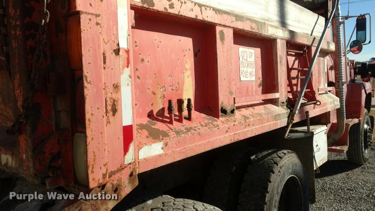 image for item BU9908 1989 Ford L8000 dump truck