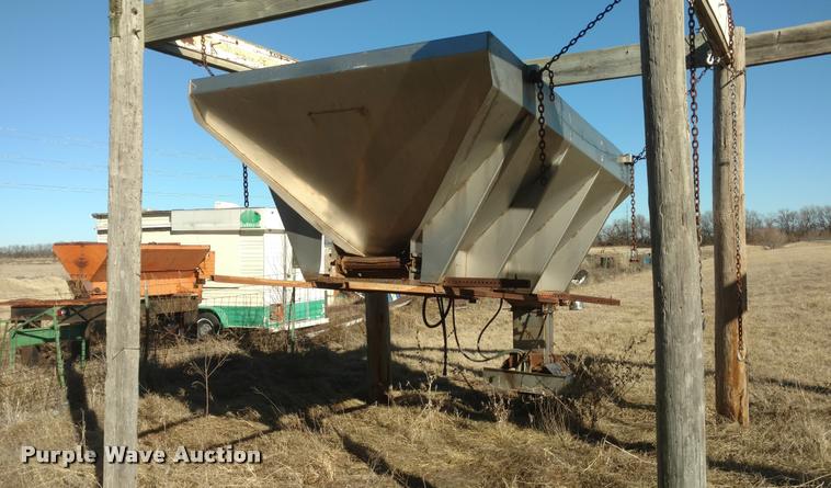 image for item BU9908 1989 Ford L8000 dump truck