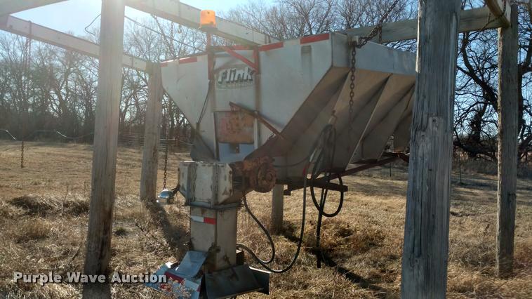 image for item BU9908 1989 Ford L8000 dump truck