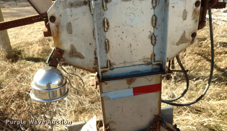 image for item BU9908 1989 Ford L8000 dump truck