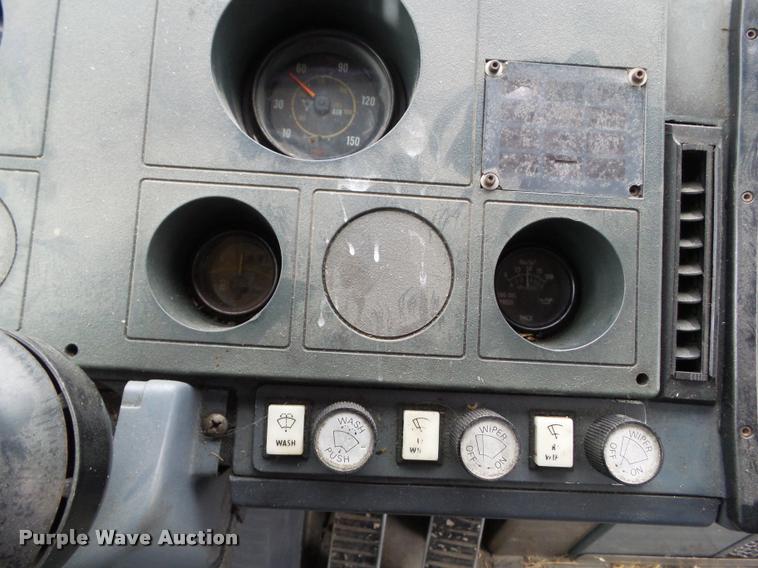 image for item BZ9953 1986 MCI 102A3 bus