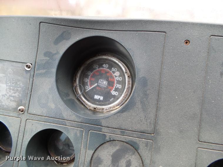 image for item BZ9953 1986 MCI 102A3 bus