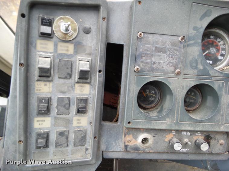 image for item BZ9953 1986 MCI 102A3 bus