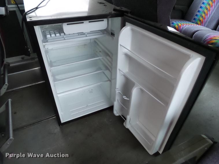 image for item BZ9953 1986 MCI 102A3 bus