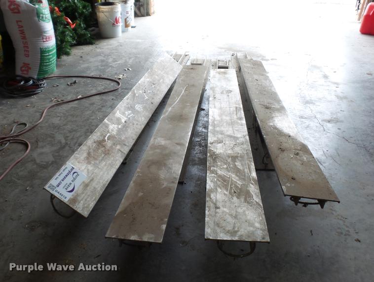 image for item DA4018 (4) hydraulic trench shoring beams