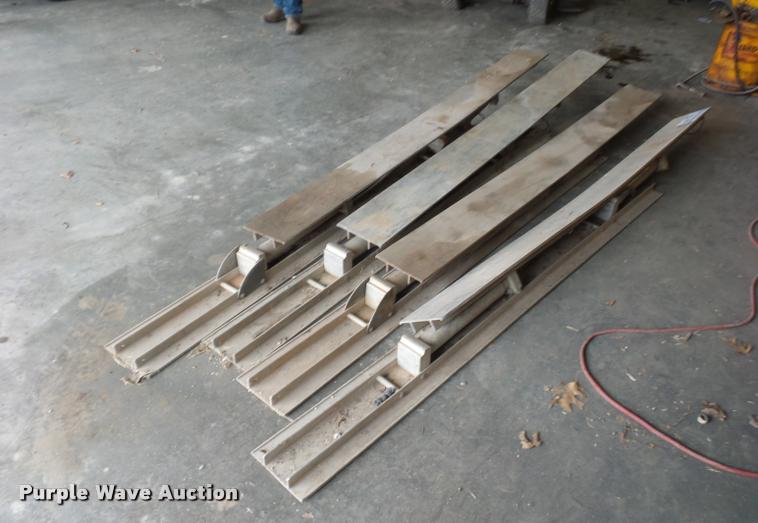 image for item DA4018 (4) hydraulic trench shoring beams