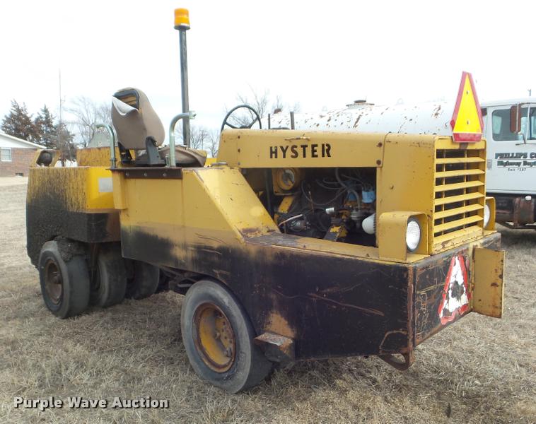 image for item DA7719 Hyster C530A pneumatic roller
