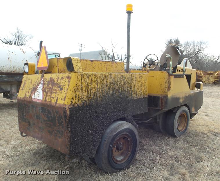 image for item DA7719 Hyster C530A pneumatic roller