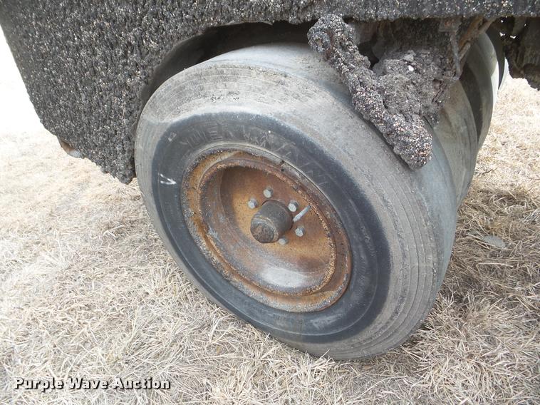 image for item DA7719 Hyster C530A pneumatic roller