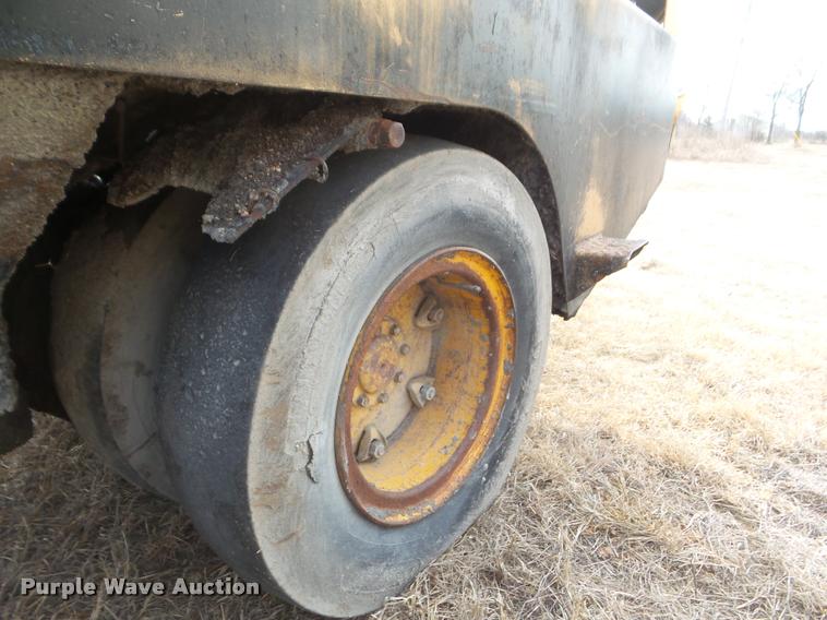 image for item DA7719 Hyster C530A pneumatic roller